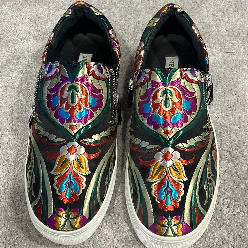 Limited edition Steve Madden zip slip on sneaker